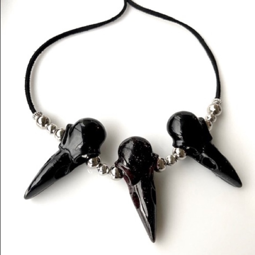 Black & red resin raven skull black suede necklace - Picture 5 of 10